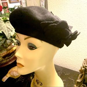 ❤️Black hat w floral detail❤️